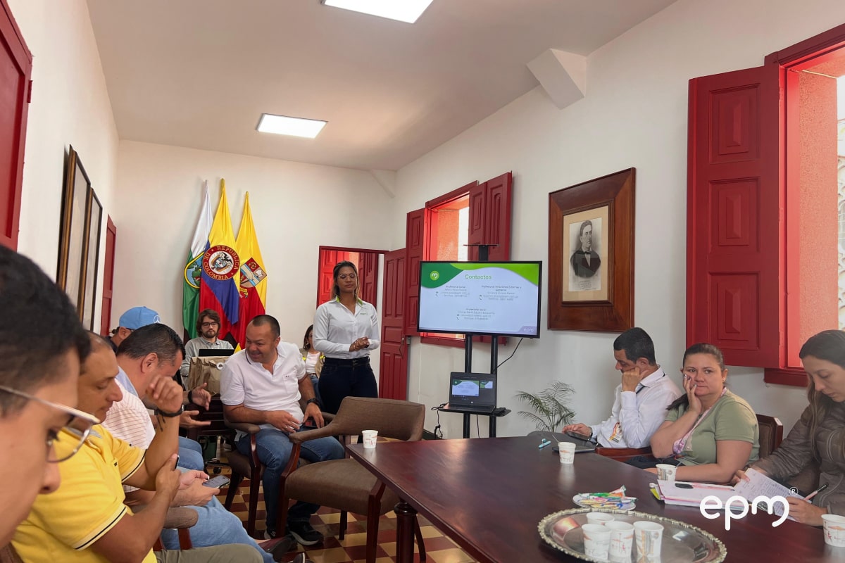 Imagen de mujer trabajadora de EPM en una conferencia sobre el proyecto Carrieles EPM