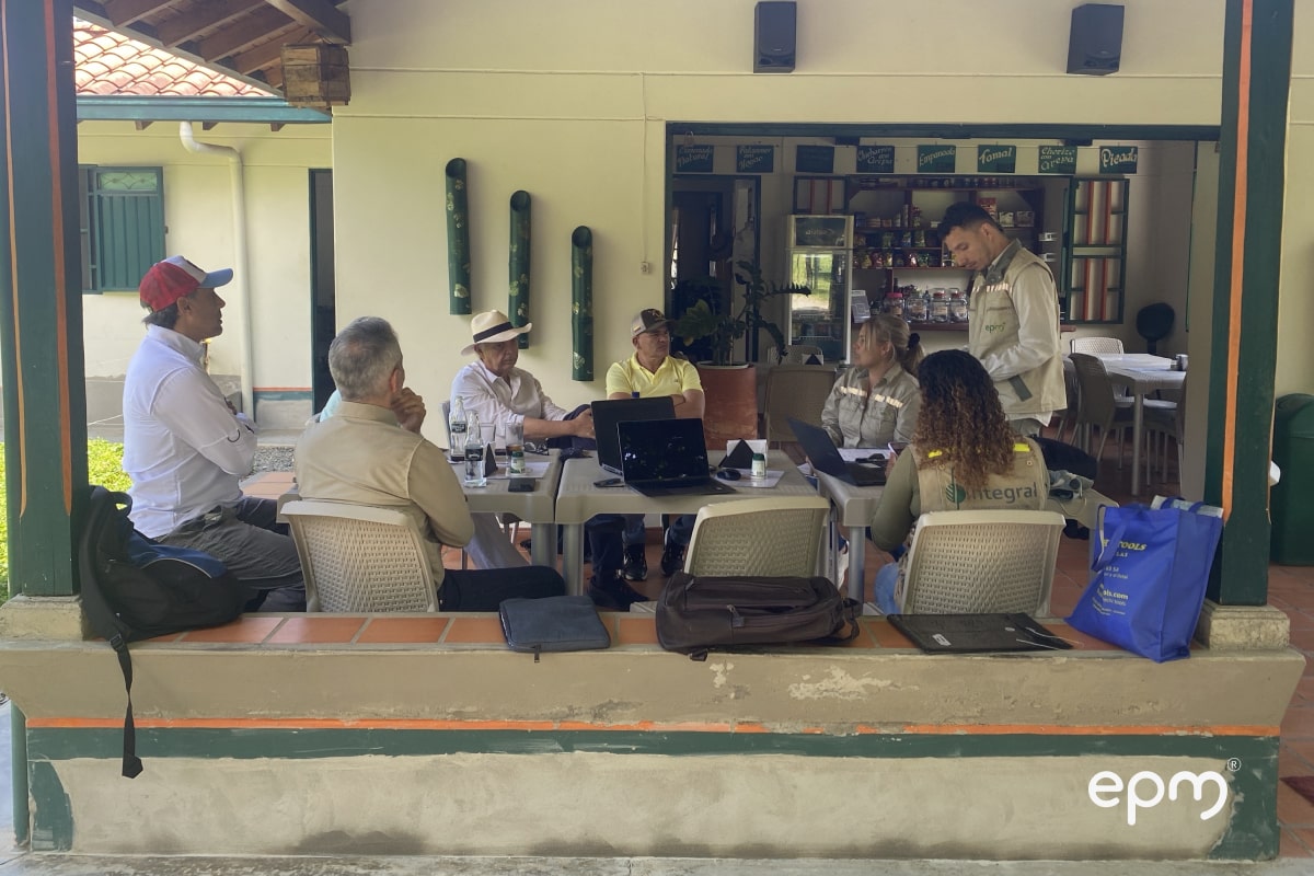 Fotografía de miembros de EPM reunidos para hablar del Proyecto Carrieles EPM