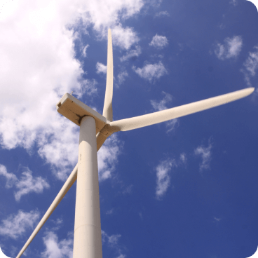 Aerogenerador de energía eólica de EPM operando bajo cielo azul con nubes