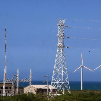 Subestación eléctrica de EPM con torres de transmisión y aerogeneradores