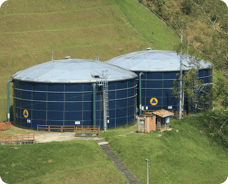 Estructura cilíndrica de almacenamiento de gas en un área verde, parte del sistema de distribución.