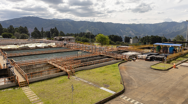 Vista general de la planta de potabilización Manantiales, rodeada de montañas, durante las obras de modernización.