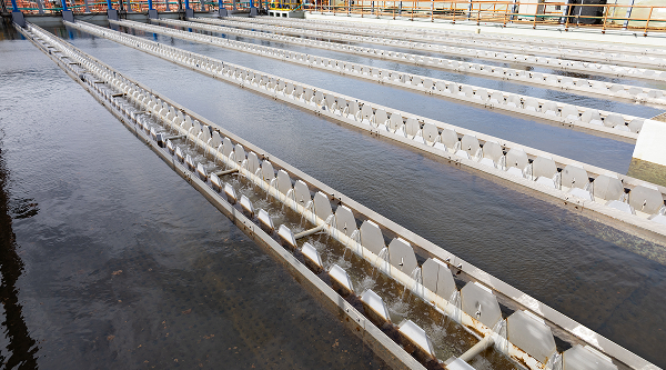 Vista general de la planta de potabilización Manantiales, rodeada de montañas, durante las obras de modernización.