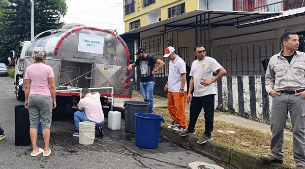 Entrega de agua potable a la comunidad por medio de carrotanque