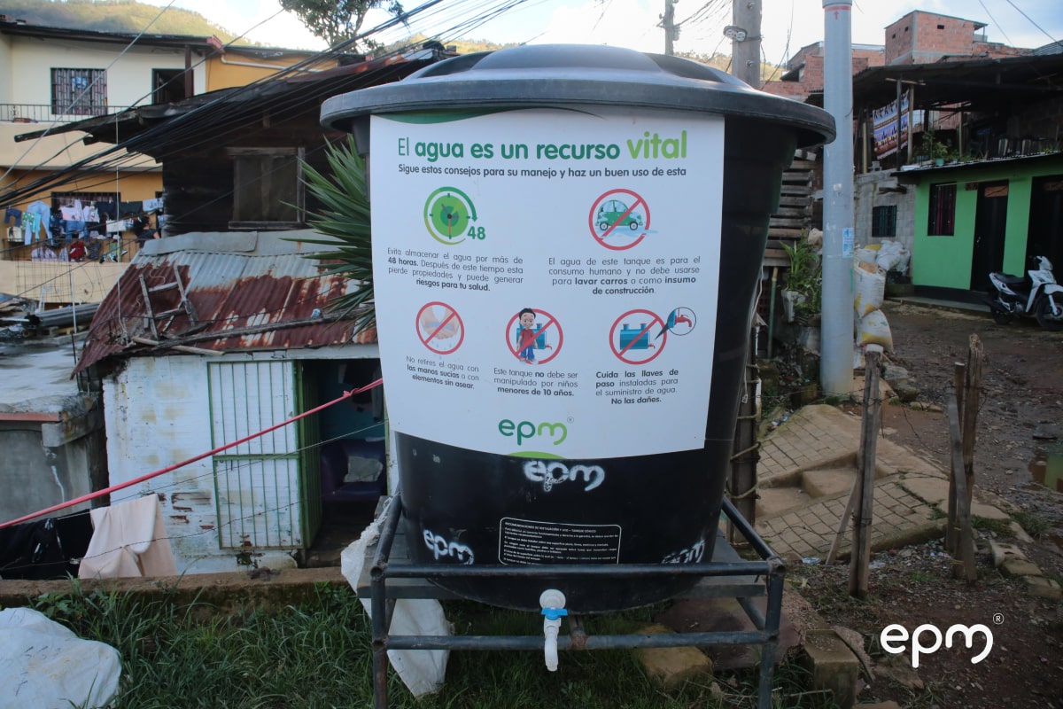 Fotografía de tanque de agua EPM instalado