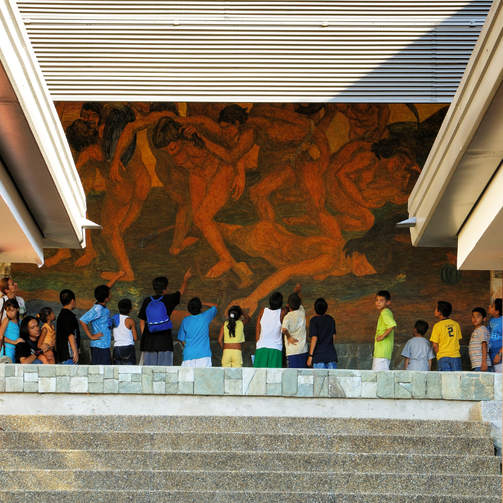 Niños observan mural artístico en la Casa Museo Maestro Pedro Nel Gómez en Medellín.