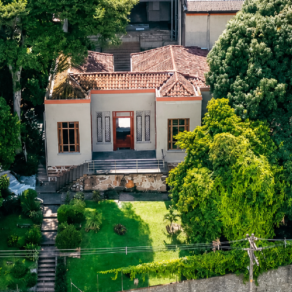 Vista exterior de la Casa Museo Maestro Pedro Nel Gómez rodeada de árboles y zonas verdes.