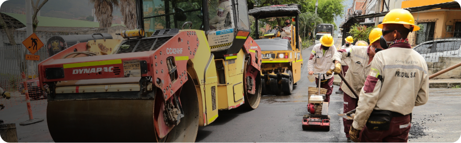 Trabajadores de EPM pavimentando una calle