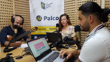Grupo de personas en una emisora