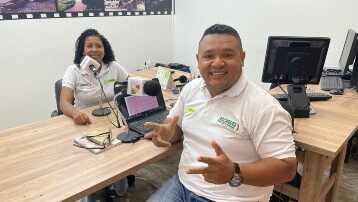 Locutores saludando a la cámara
