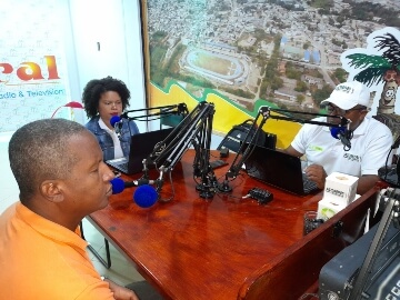 Locutores en una emisora