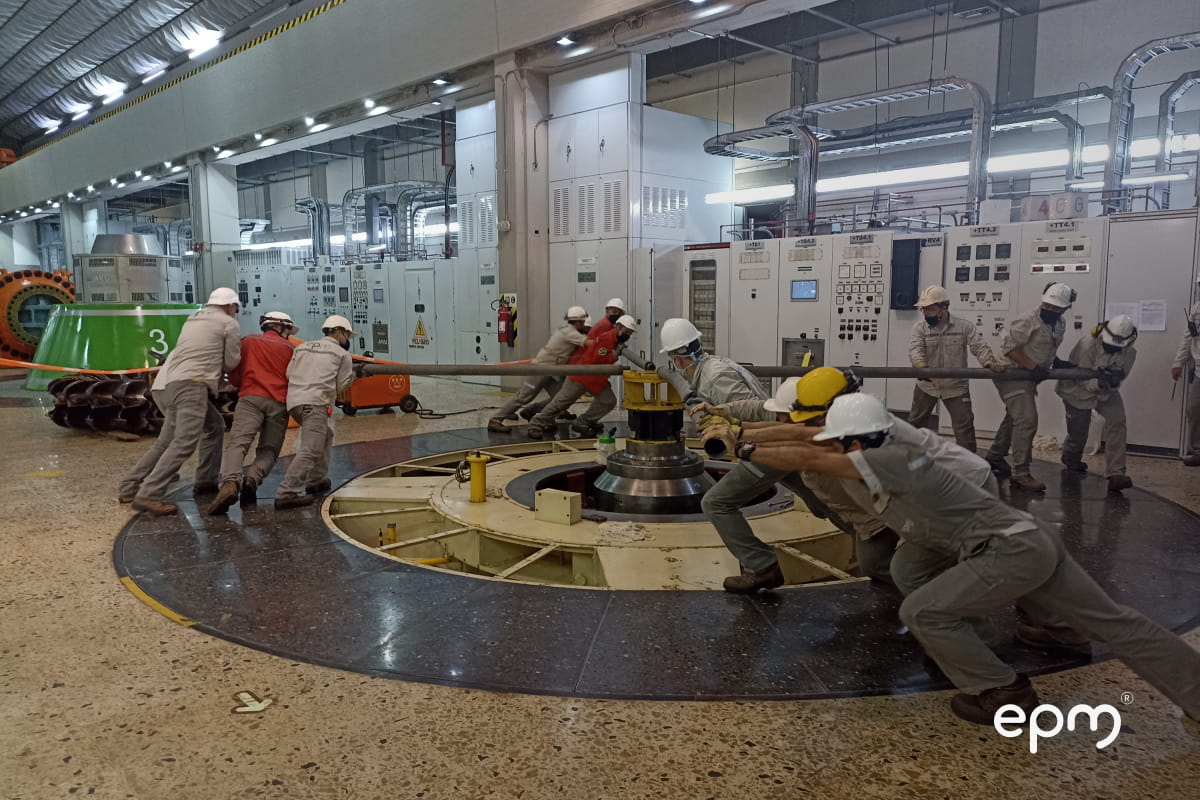 Trabajadores de EPM realizan mantenimiento en central hidroeléctrica