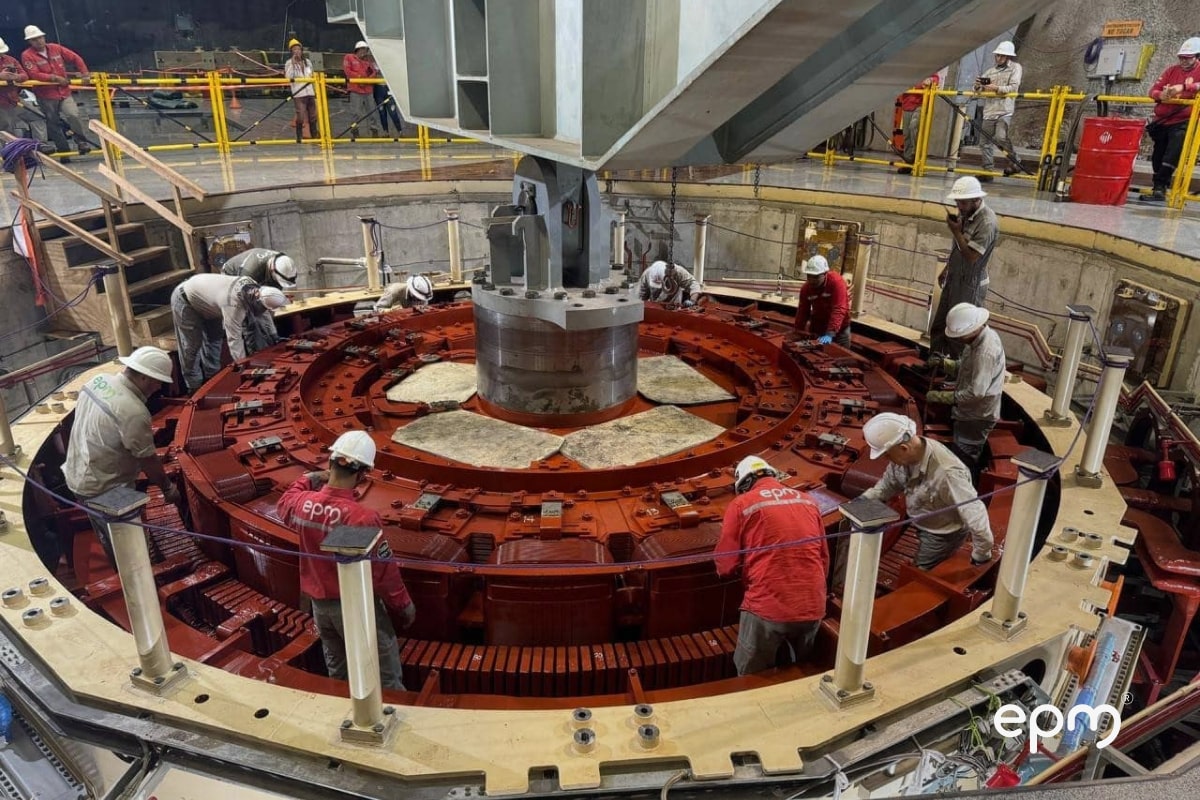 Imagen de central hidroeléctrica Porce III al interior trabajadores de EPM en un rotor