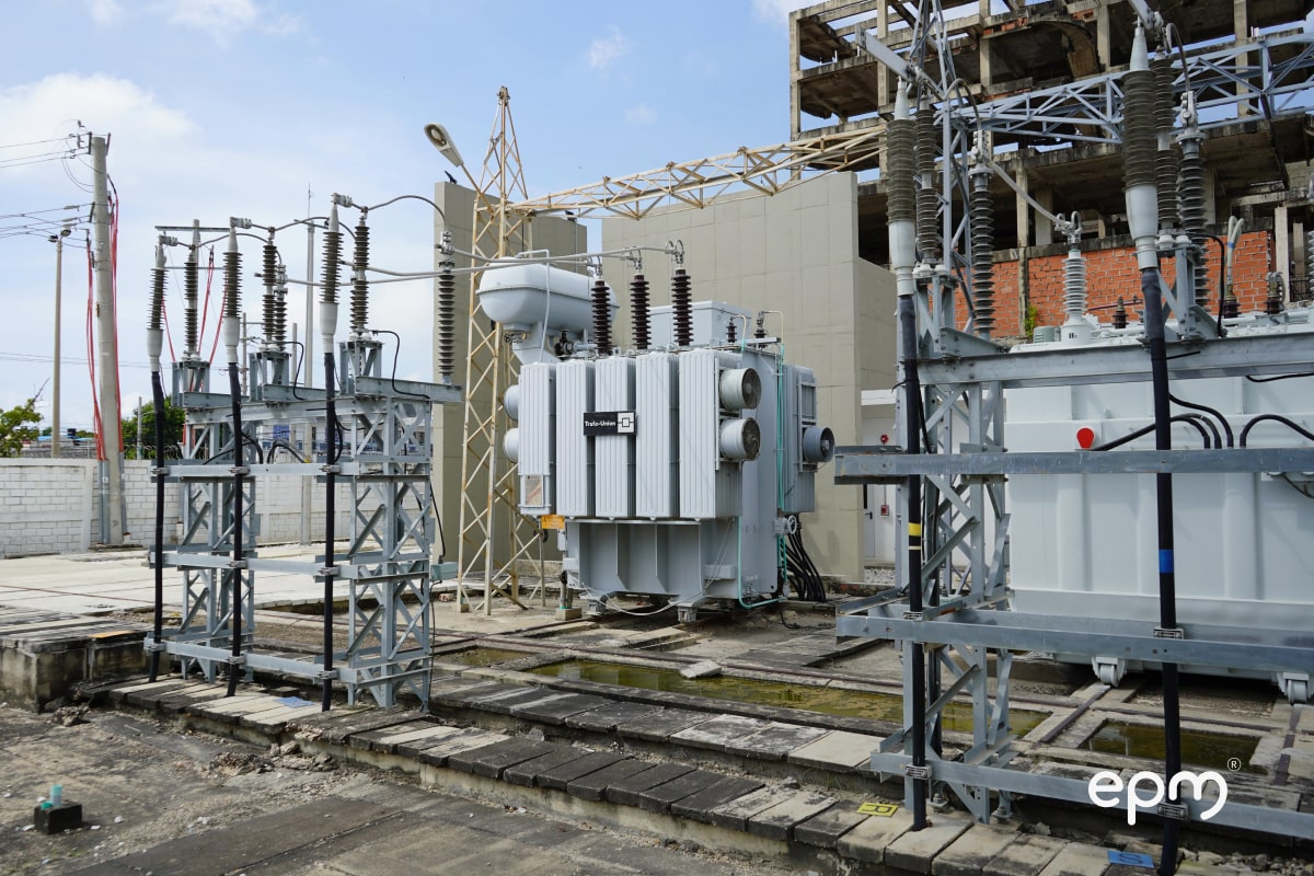 Fotografía de trasformador eléctrico en subestación eléctrica