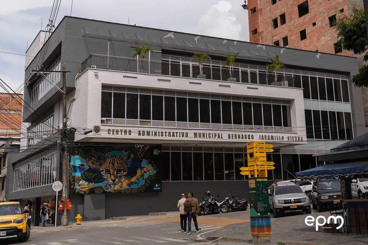 Fotografía de la fachada del Centro Administrativo Municipal Bernardo Jaramillo Sierra, un edificio moderno de varios pisos con amplias ventanas de vidrio.