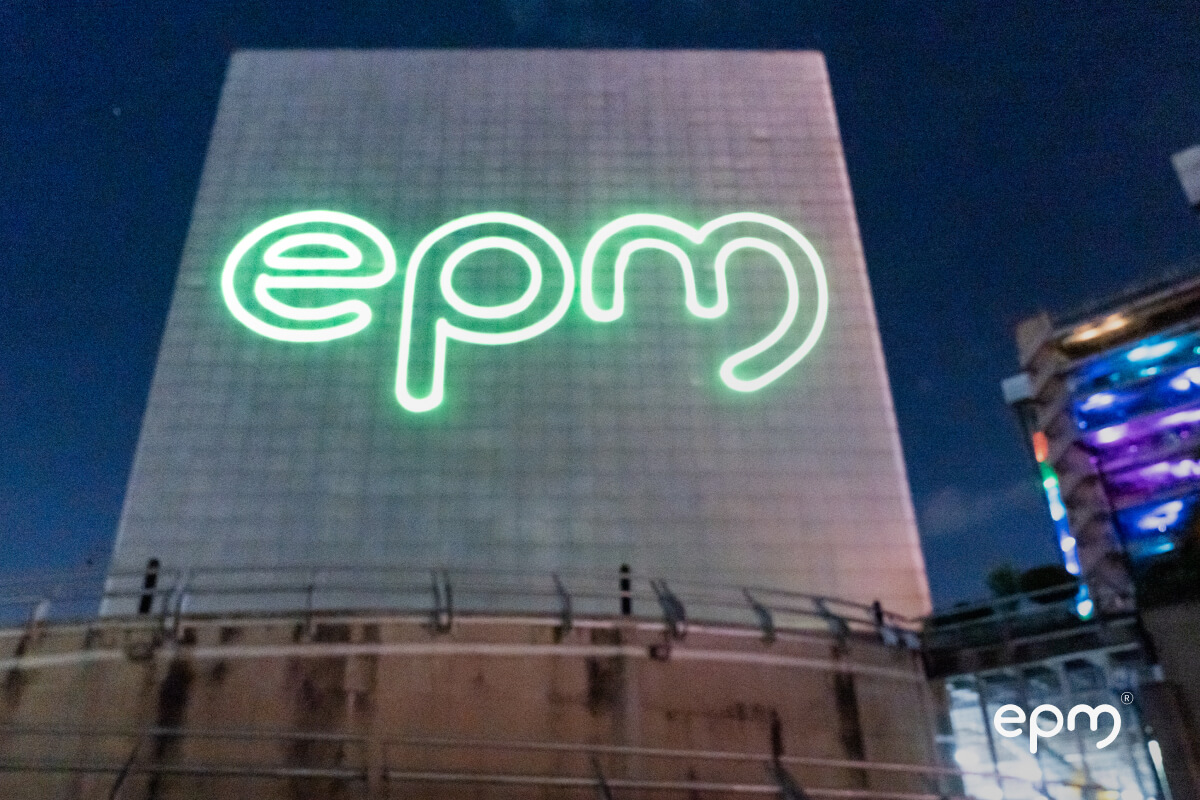 Fotografía tomada al cubo EPM con alumbrados