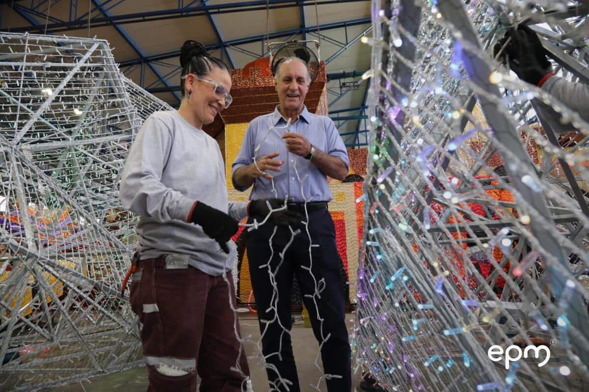 Fotografía tomadas a una de las artesanas mostrando el trabajo que hizo