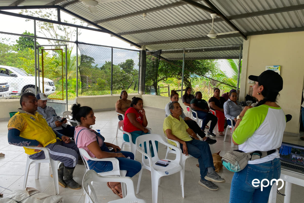 Fotografía de personas sentadas recibiendo una charla