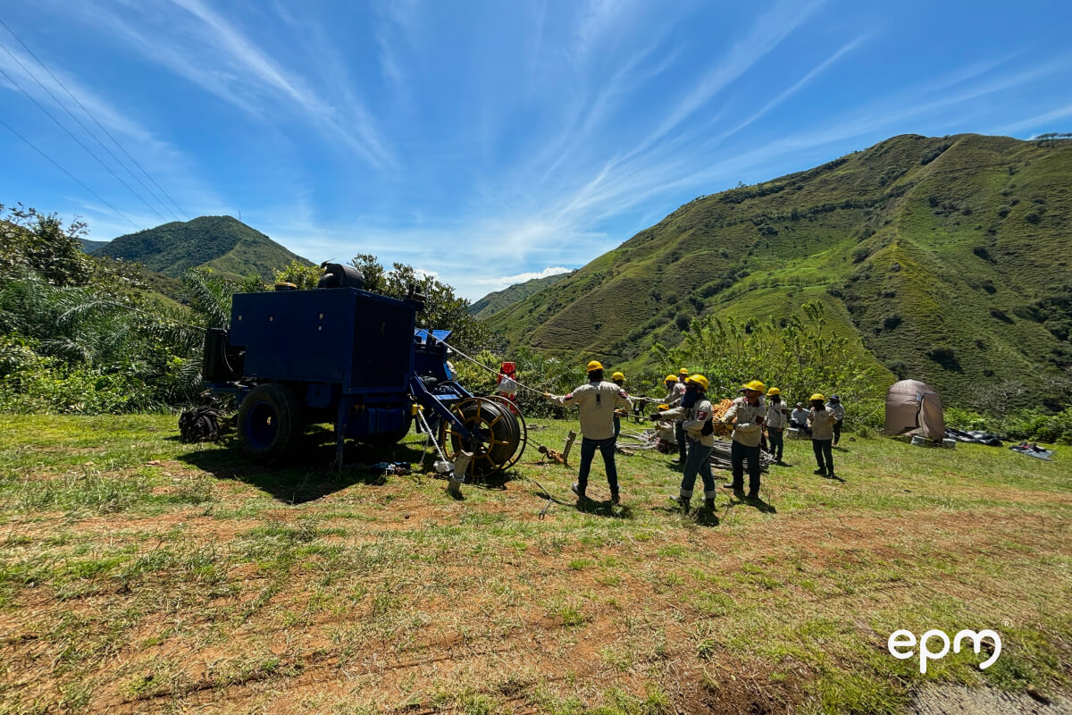 Fotografía de trabajadores de EPM cumpliendo su labor