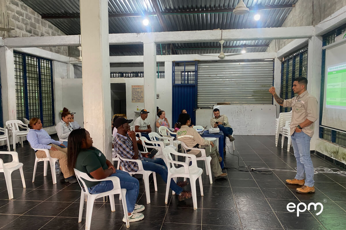 Fotografía de personas sentadas recibiendo una charla