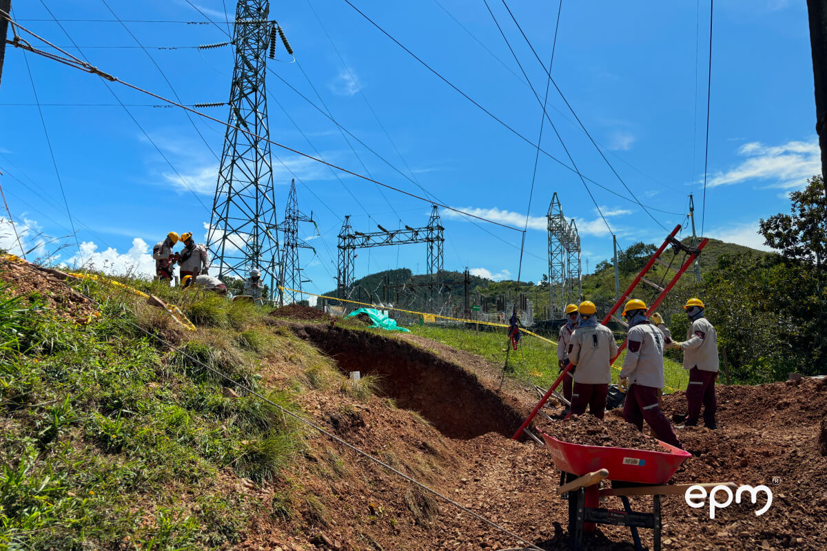 Fotografía de trabajadores de EPM cumpliendo su labor