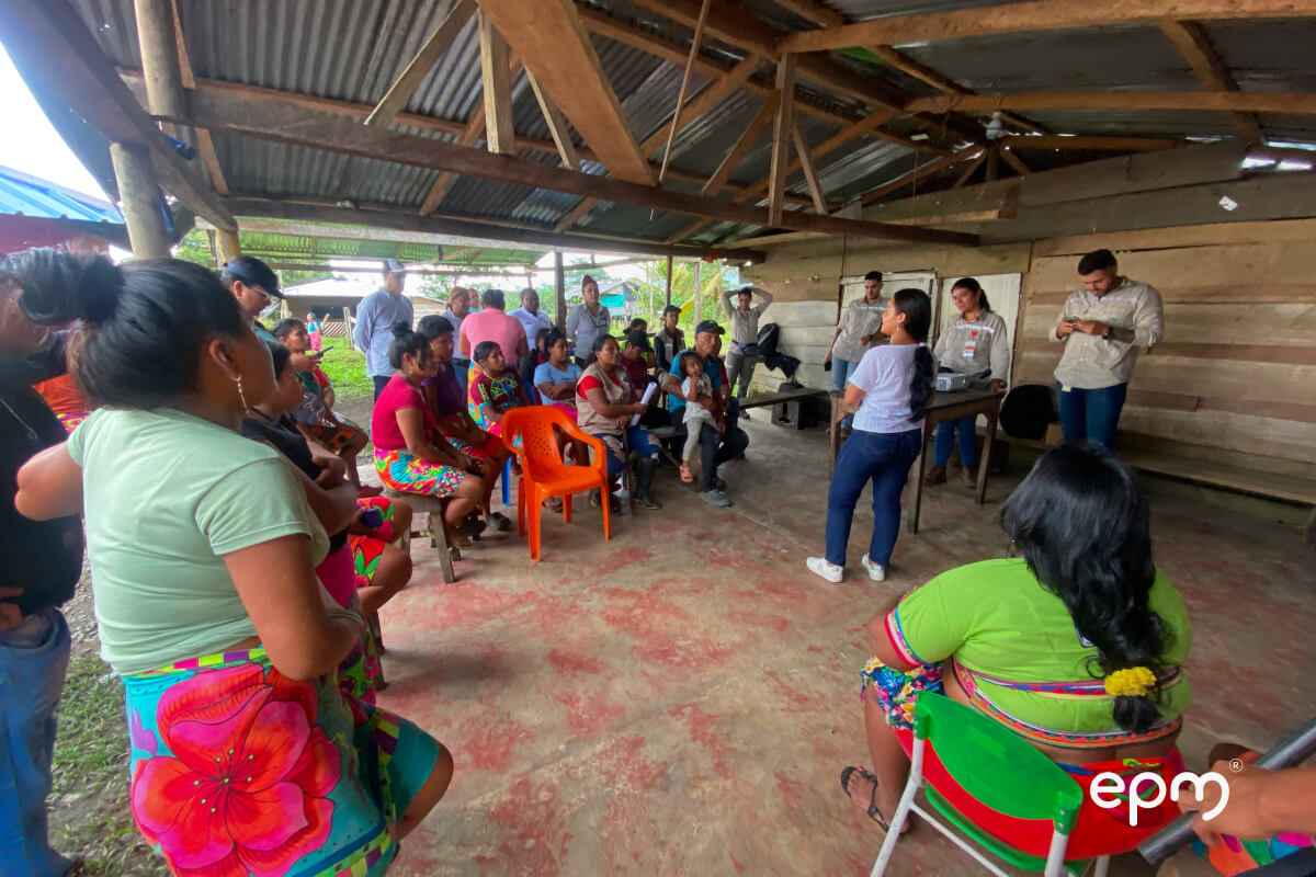 Fotografía de personas reunidas recibiendo una charla