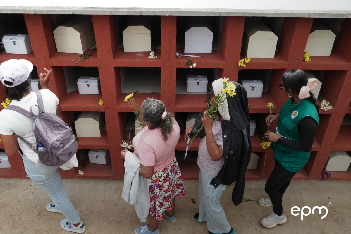Integrantes de la comunidad Nutabe realizan un homenaje floral en el nuevo cementerio comunitario durante su apertura oficial