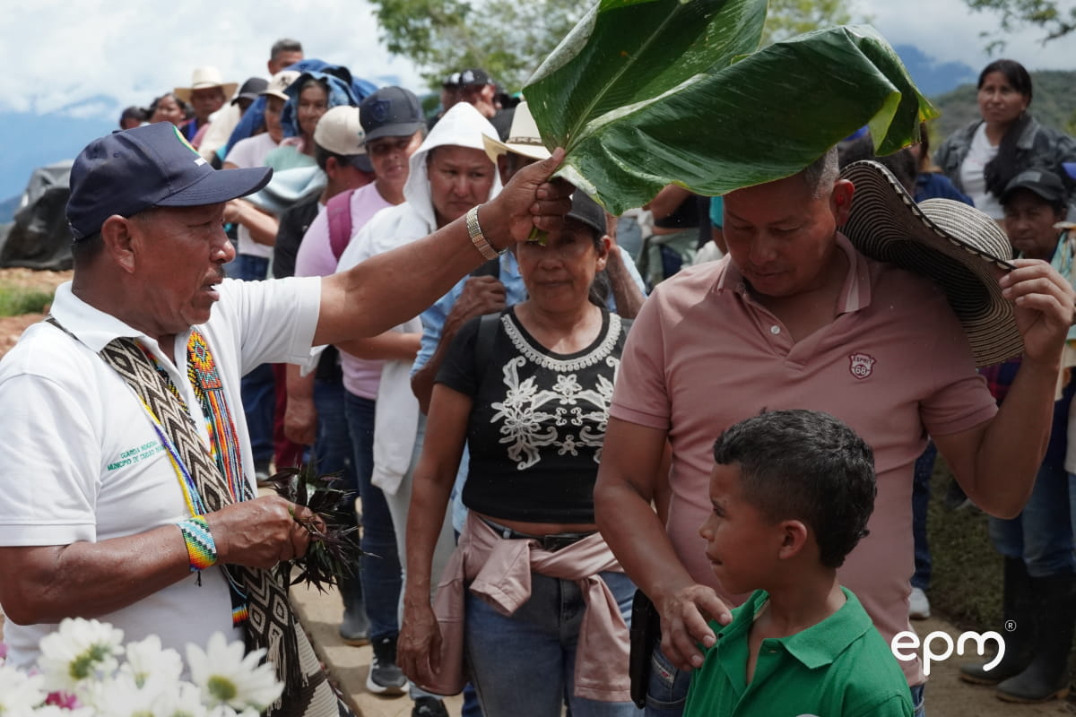 Ceremonia comunitaria en el nuevo cementerio Nutabe, con expresiones culturales y espirituales durante su puesta en funcionamiento