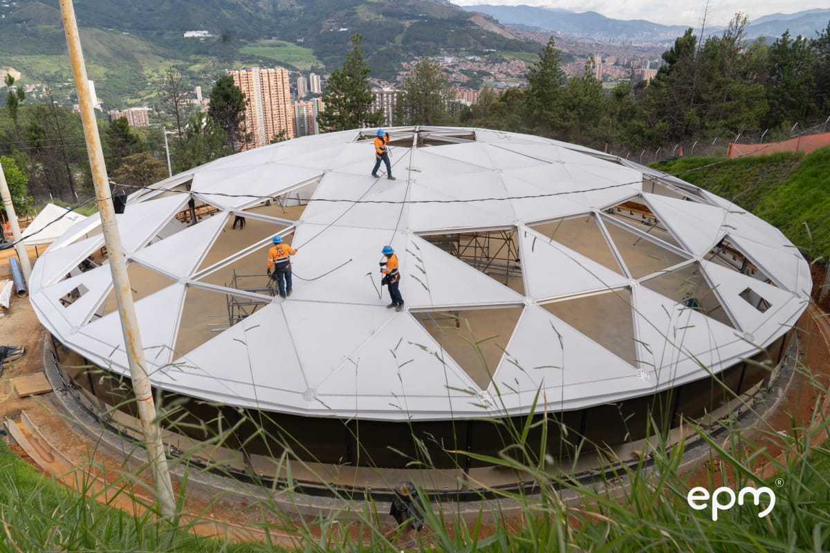 Funcionarios de EPM haciendo labores de modernización sobre infraestructura de acueducto