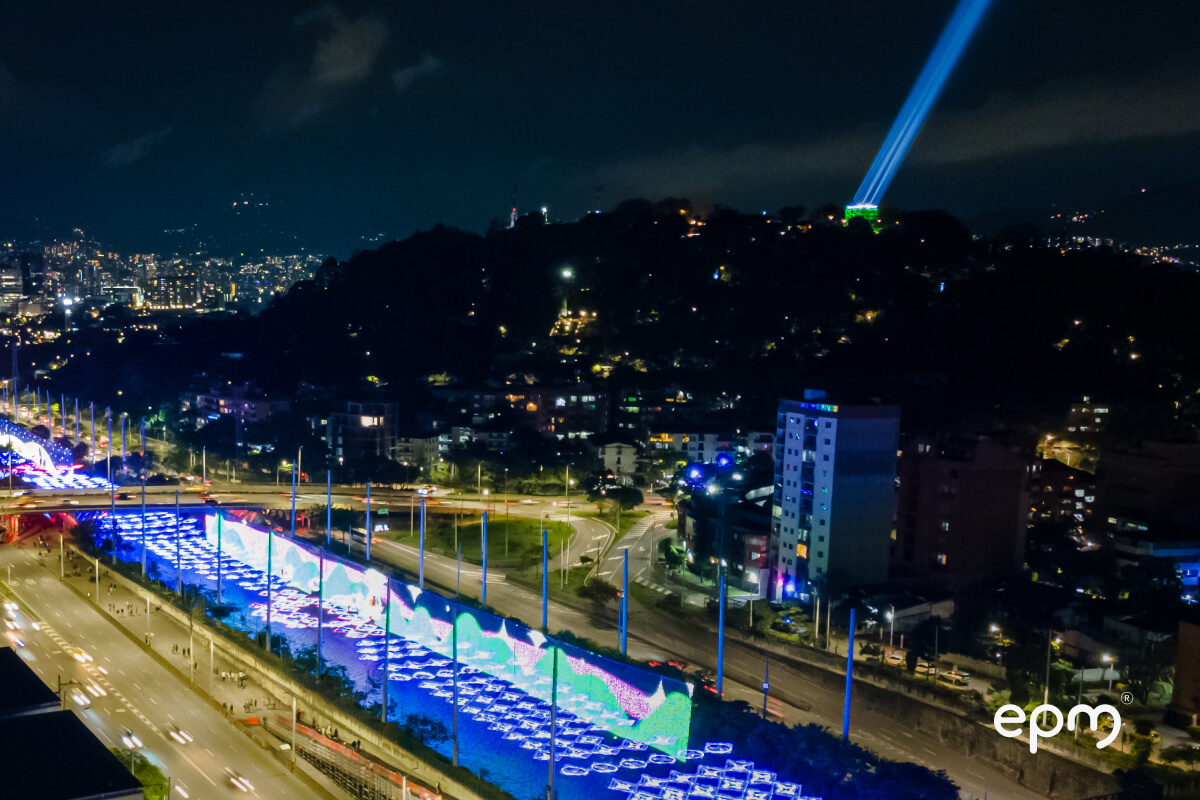 Fotografía de alumbrados navideños en el río medellín