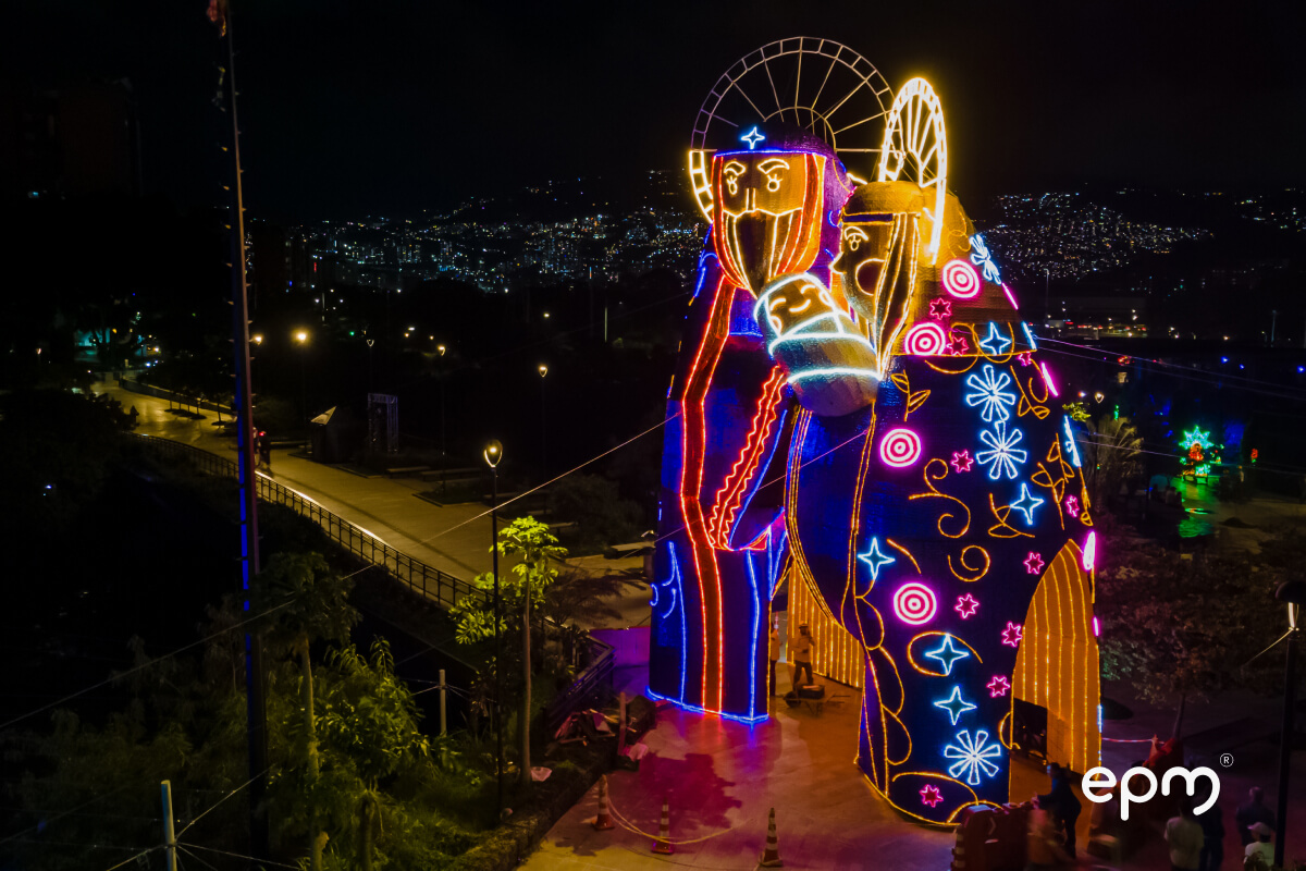 Fotografía de alumbrados navideños de José, maría y Jesús