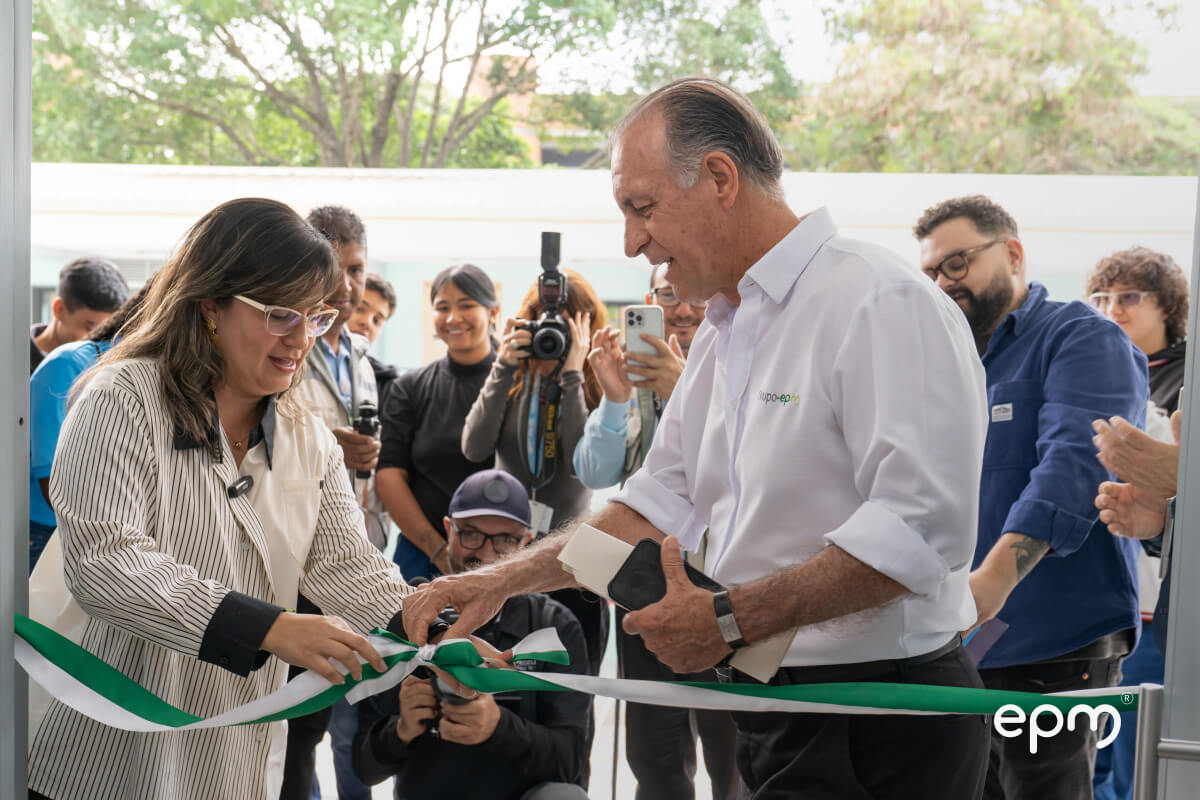 Acto de inauguración: directivos de EPM cortan la cinta oficial en la entrega de computadores remanufacturados para jóvenes de Medellín.