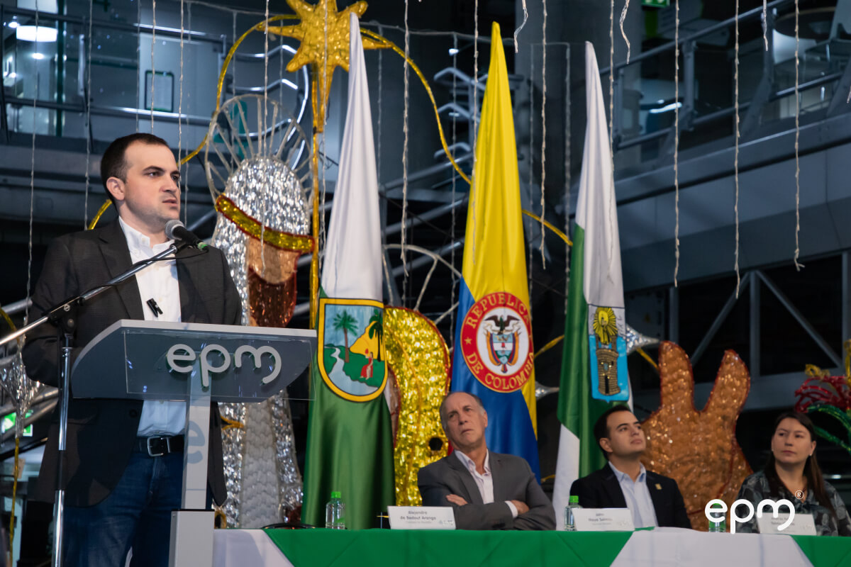 Fotografía de una persona dando un discurso