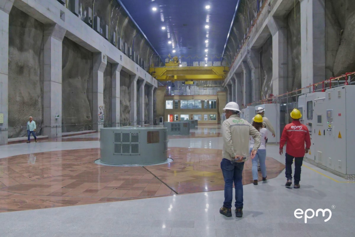 Imagen de trabajadores dando un recorrido por la Central hidroeléctrica Porce III