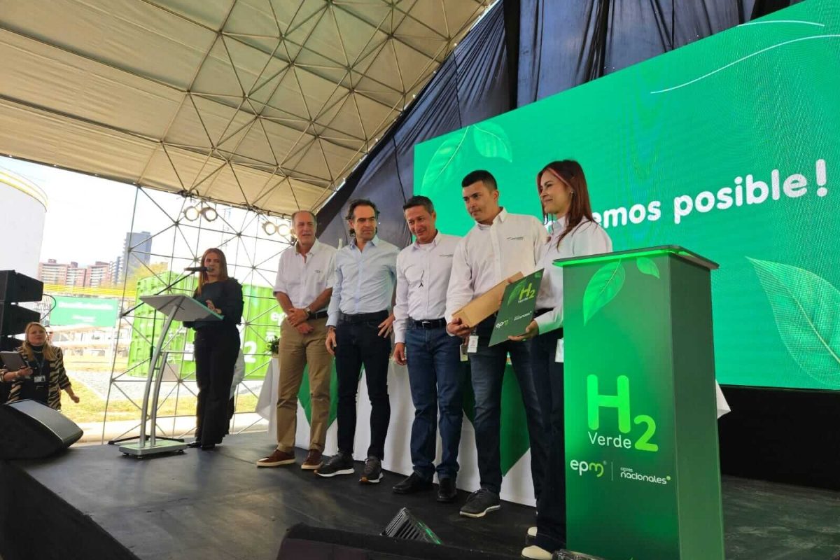 Personas posando para foto con el proyecto de Hidrogeno verde