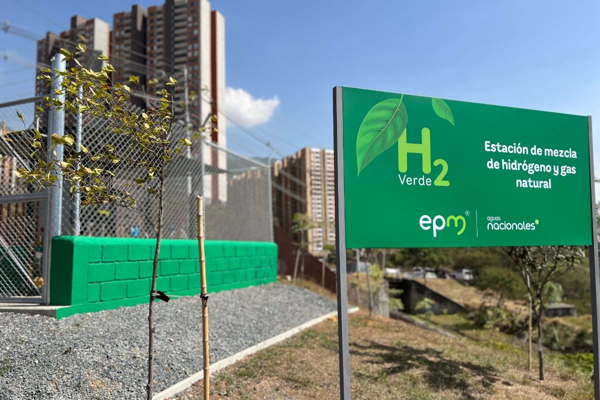 imagen de edificios al fondo con un letrero en la entrada que hace saber que es la estación de mezcla de Hidrógeno y gas natural