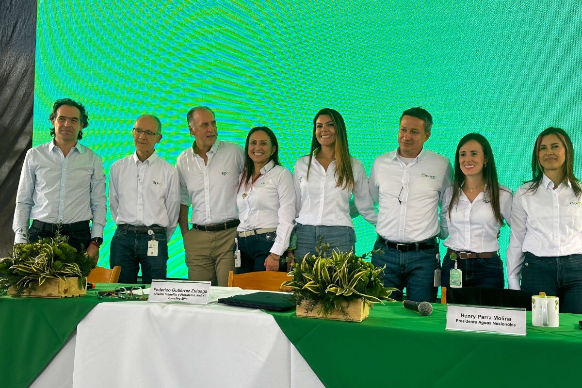 conjunto de personas posando para una foto, en ekla se encuentra el alcalde de madellin, gerente gera de EPM y  presidente de Aguas Nacionales