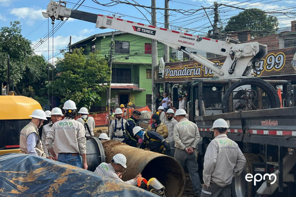 Fotografía de trabajadores de EPM reparando acueducto