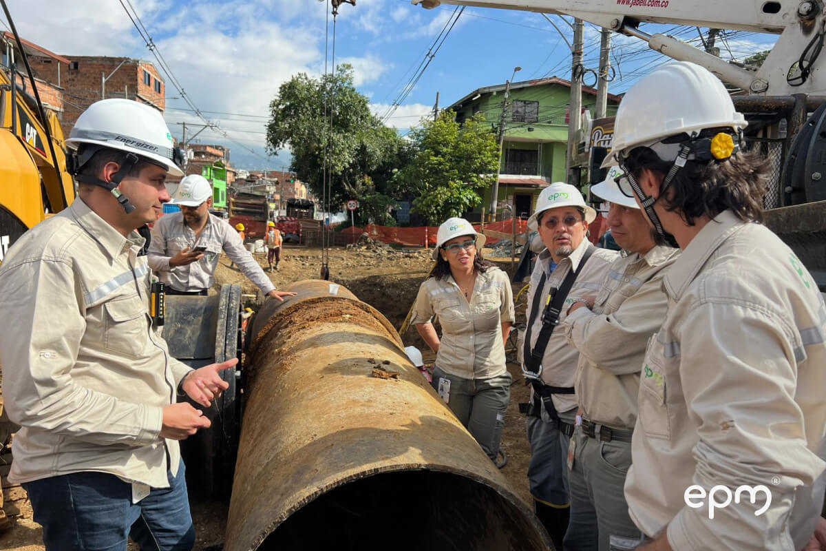 Fotografía de trabajadores de EPM reparando acueducto