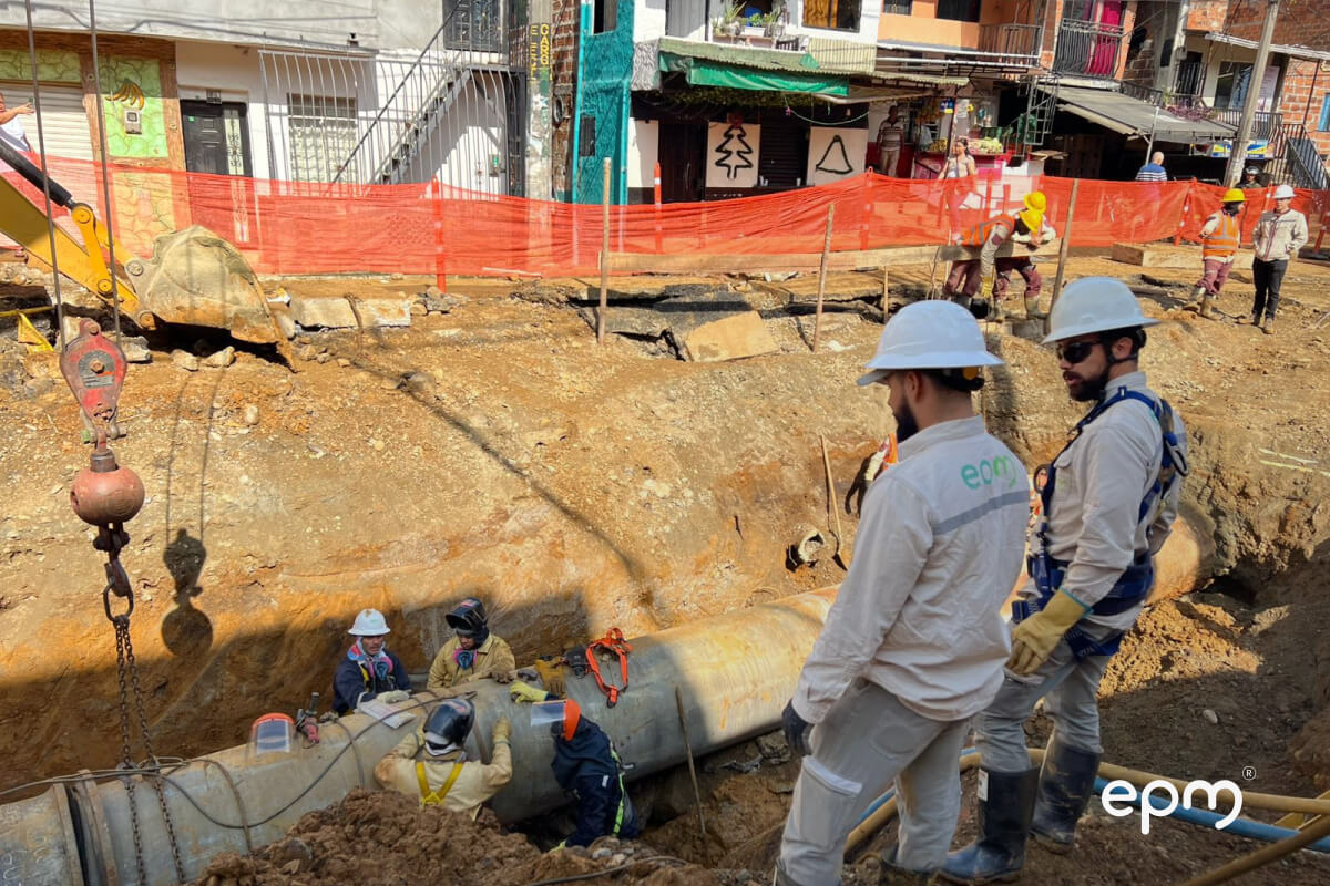 Fotografía de trabajadores de EPM reparando acueducto