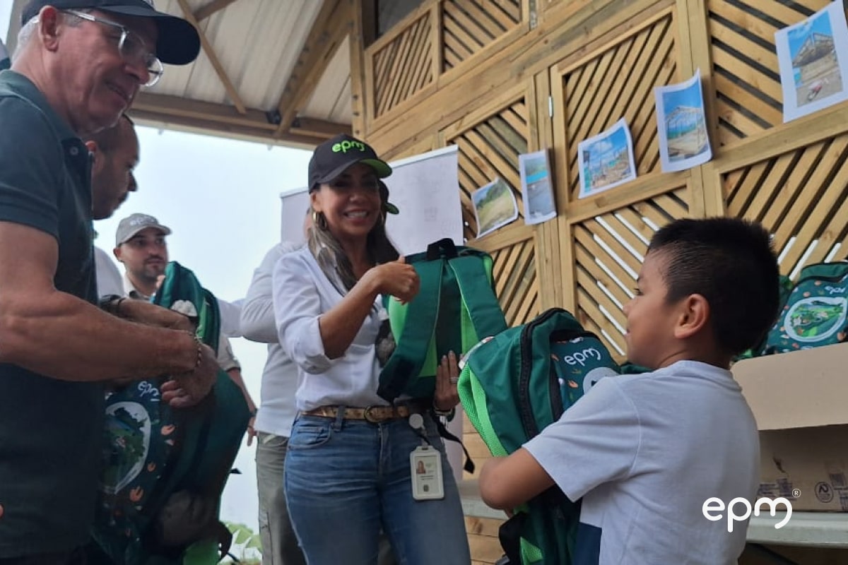 Interacción entre Funcionarios de EPM y niños en la nueva escuela