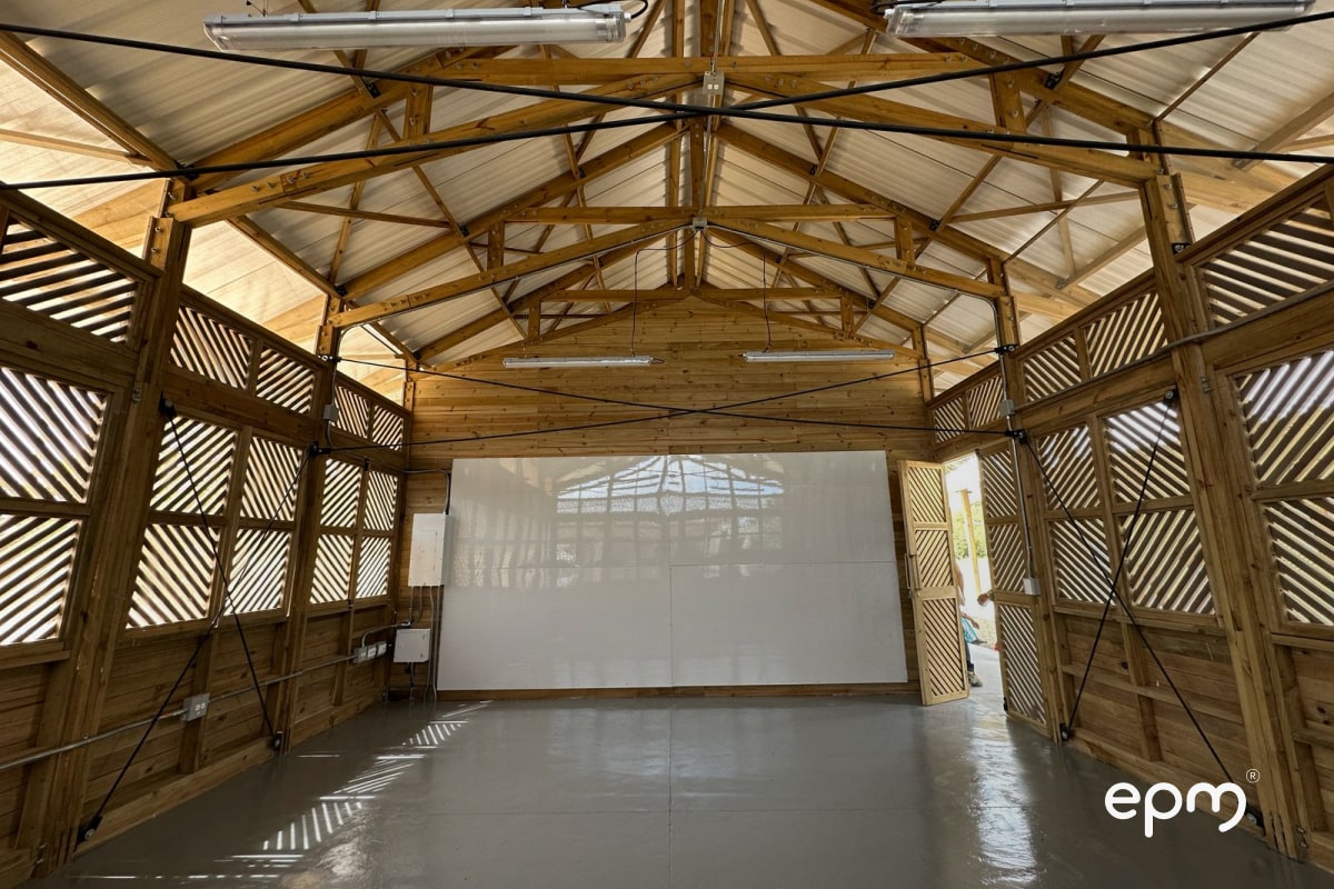 Vista interior de la escuela construida para comunidades indígenas