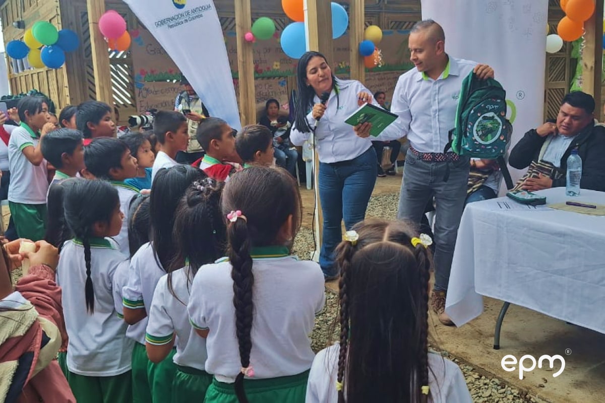 Ceremonia de entrega de escuelas a niños indígenas