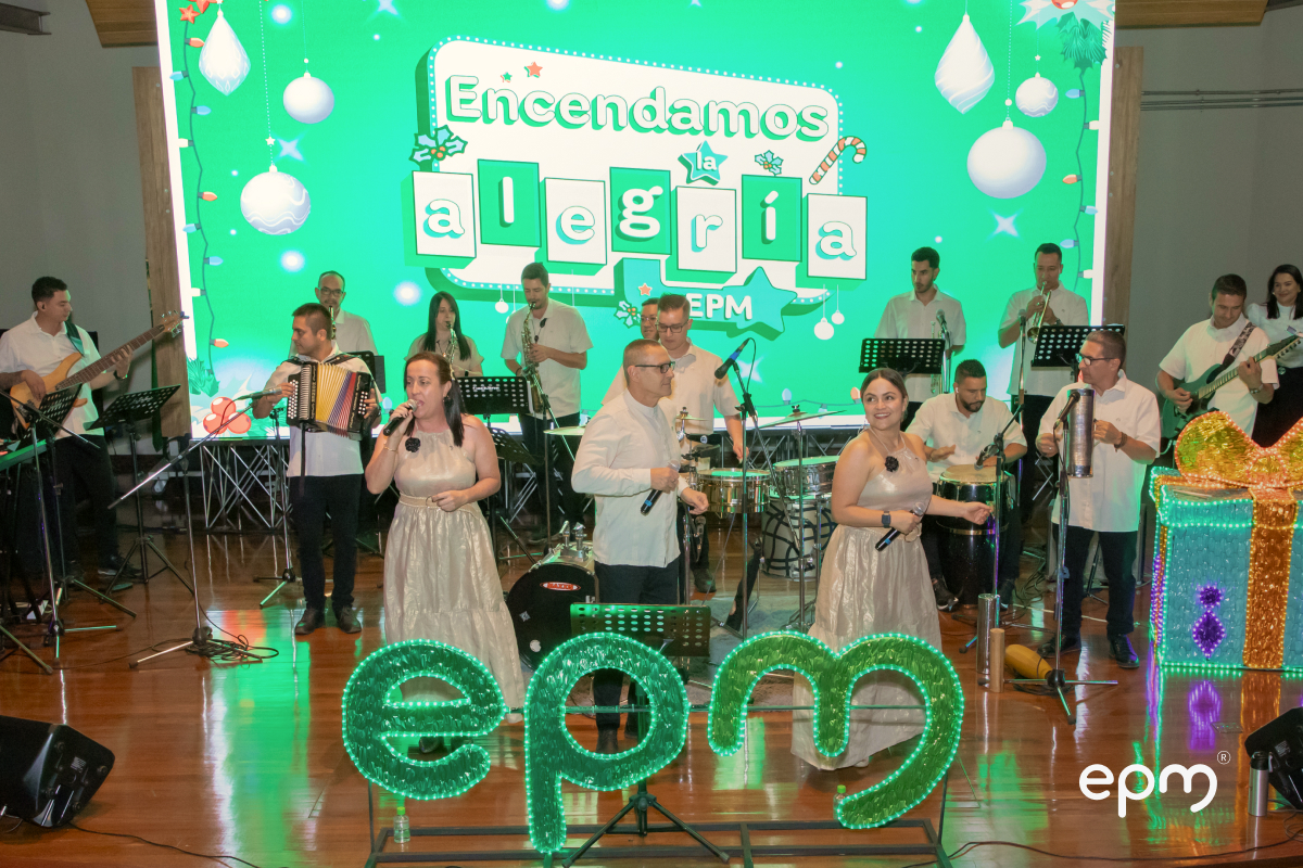 Presentación musical en vivo durante el evento Encendamos la Alegría 2025 de EPM