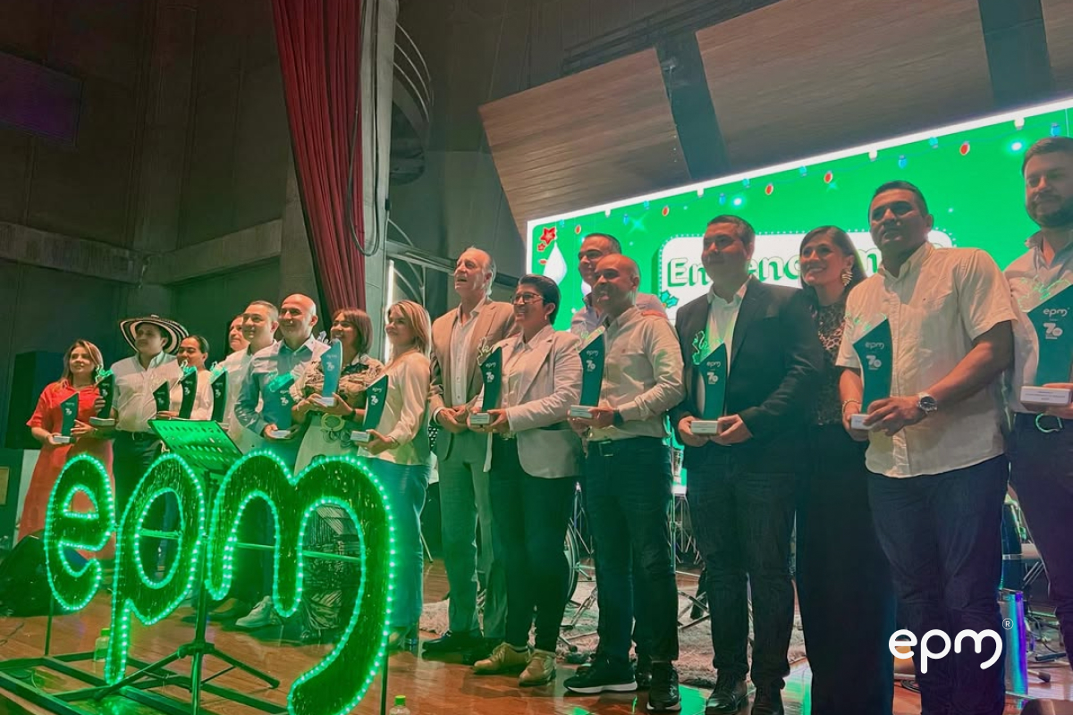 Fotografía del CEO de EPM junto con los alcaldes de los municipios ganadores del concurso Encendamos la Alegría 2025