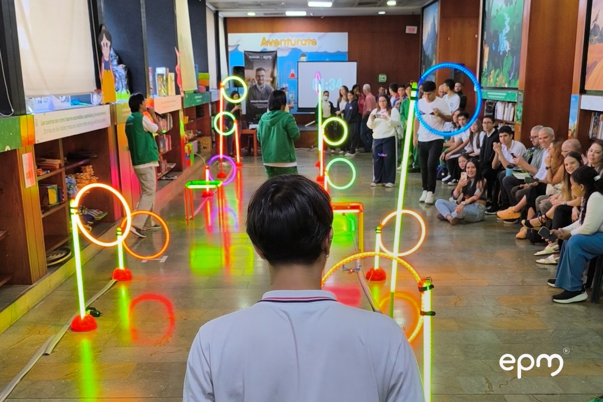 Fotografía de alumnos de un colegio participando en el concurso Innóvate Descubriendo
