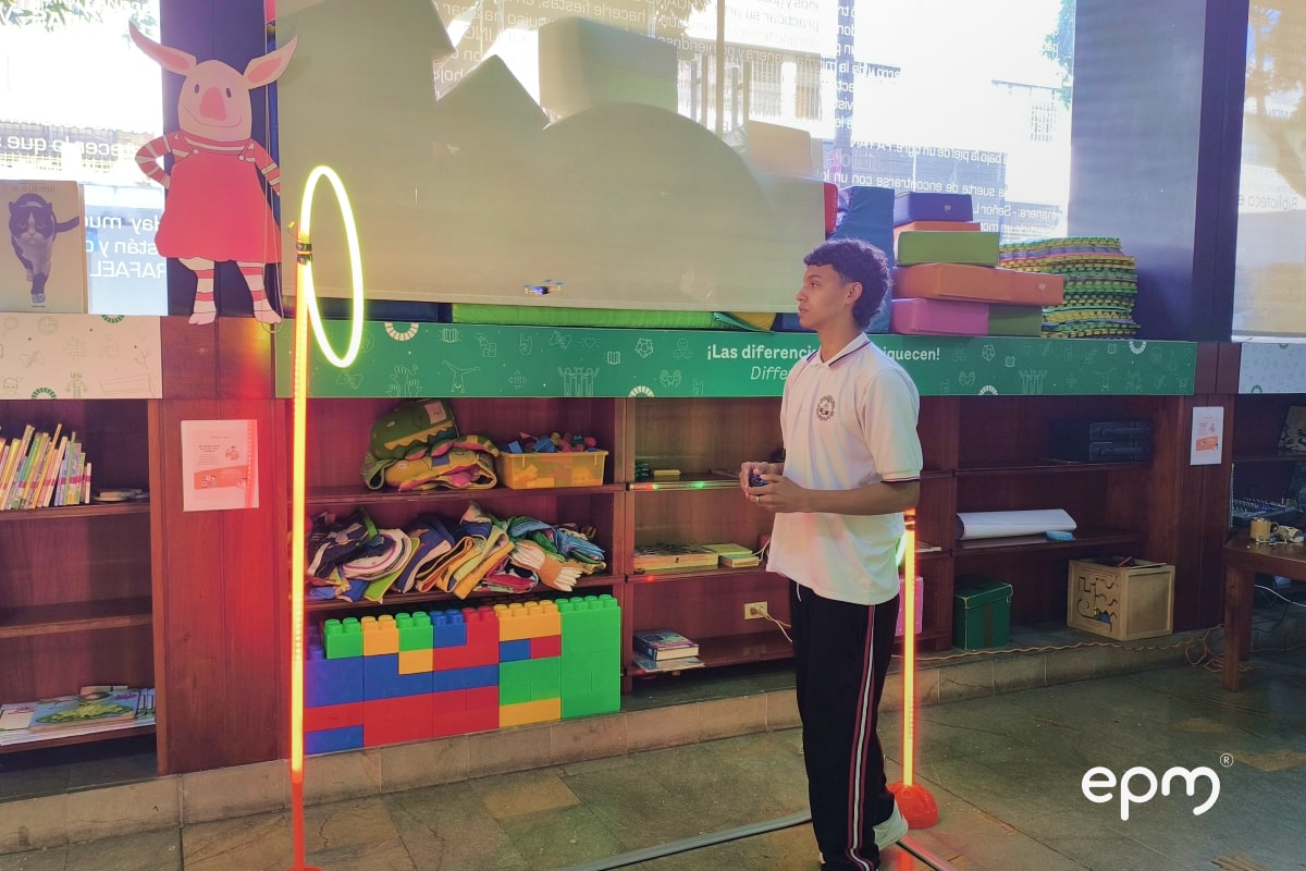 Fotografía de alumno de colegio manejando un dron por un circuito de pruebas, en el concurso Innóvate Descubriendo