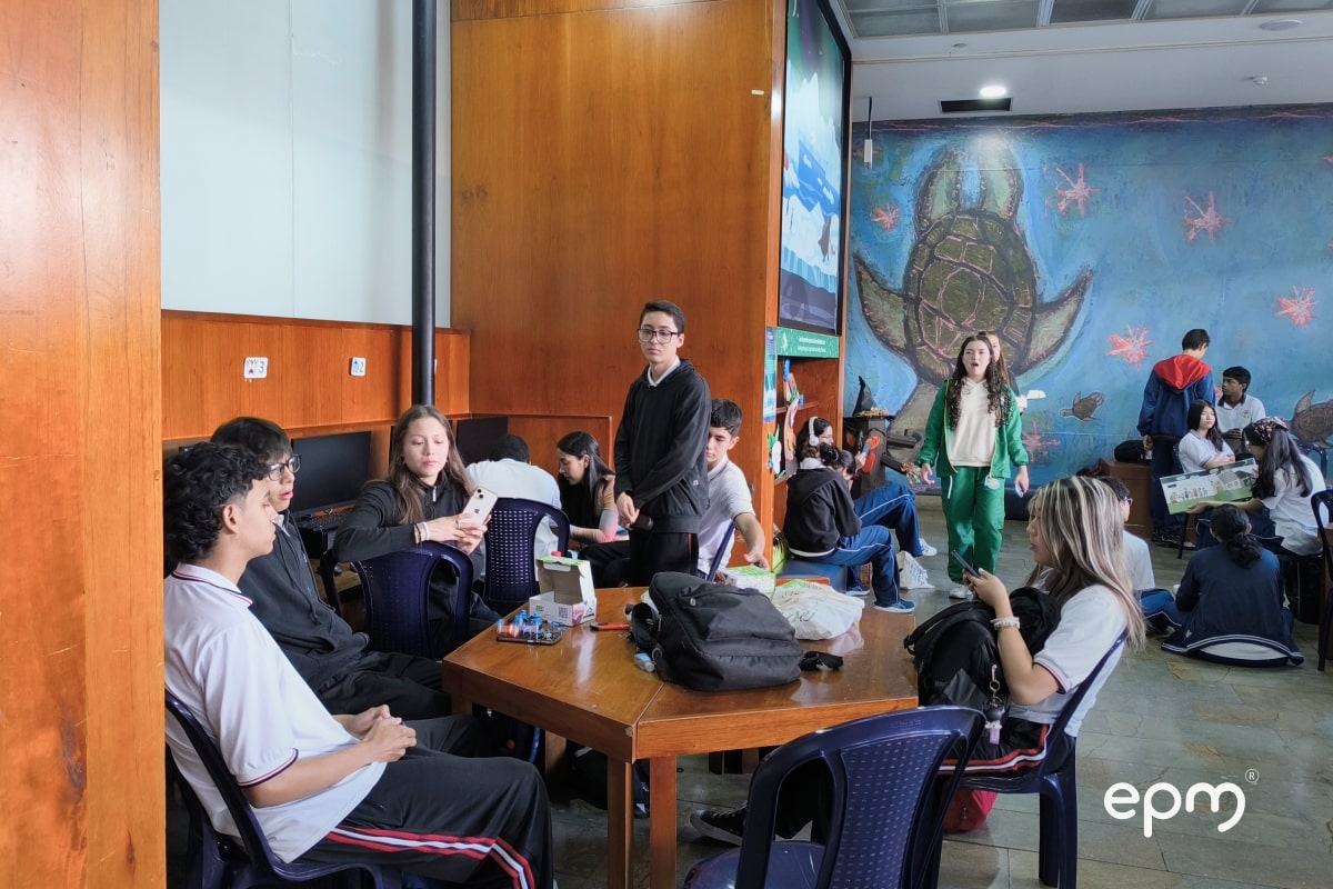 Fotografía de alumnos de colegio participando en el concurso Innóvate Descubriendo