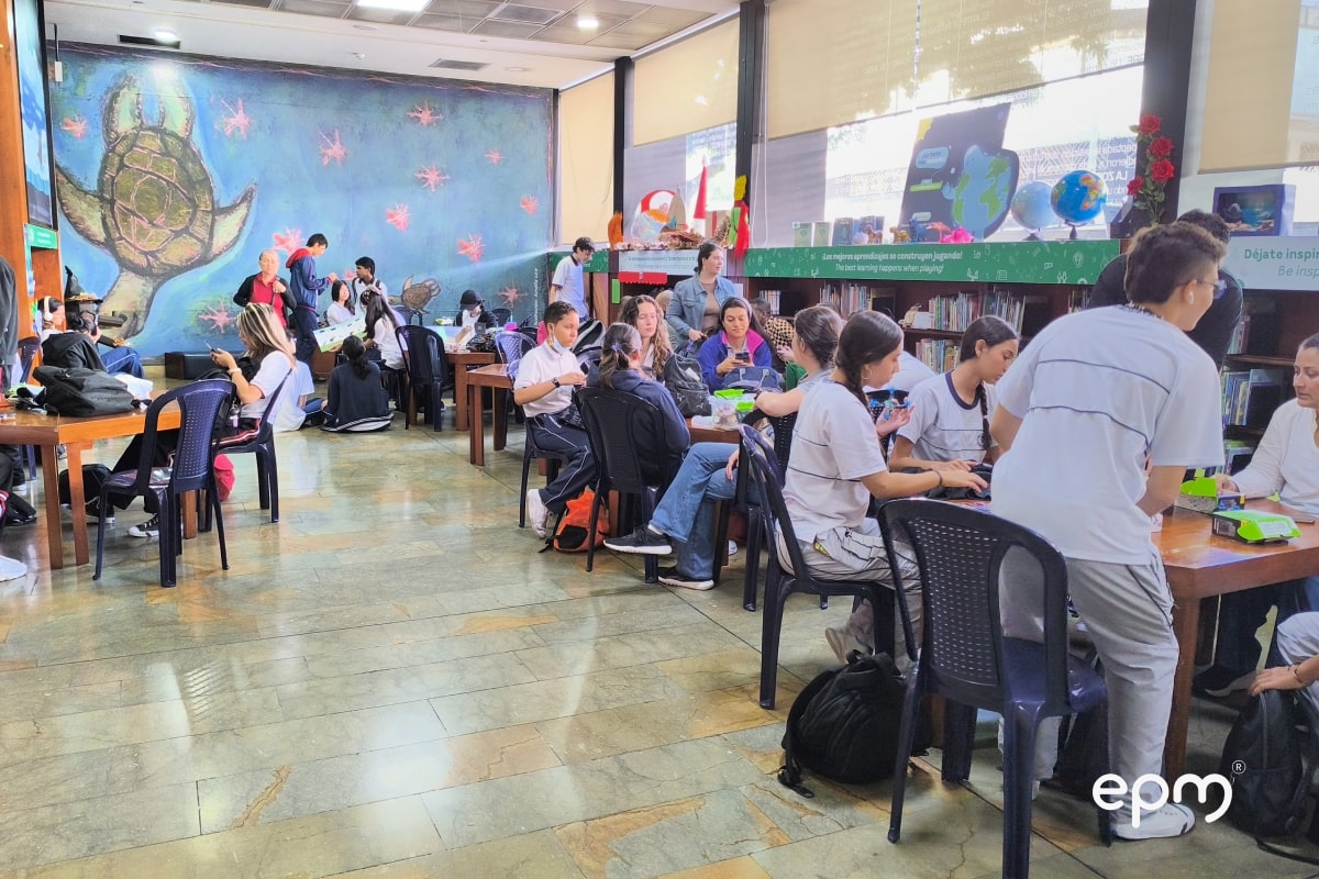 Fotografía de alumnos de colegio participando en el concurso Innóvate Descubriendo