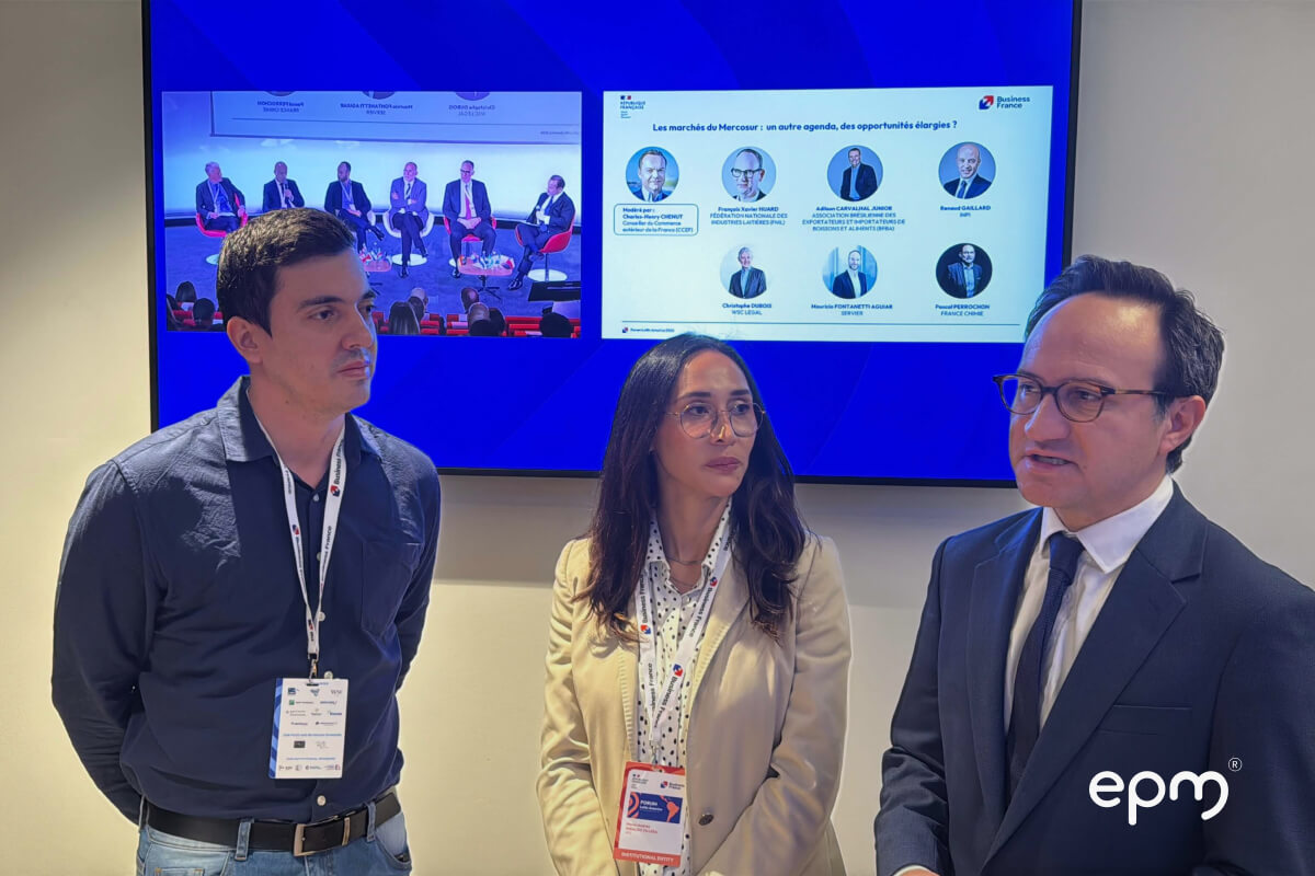 Delegados de EPM participan en espacios de diálogo con expertos franceses sobre sostenibilidad y eficiencia operativa.